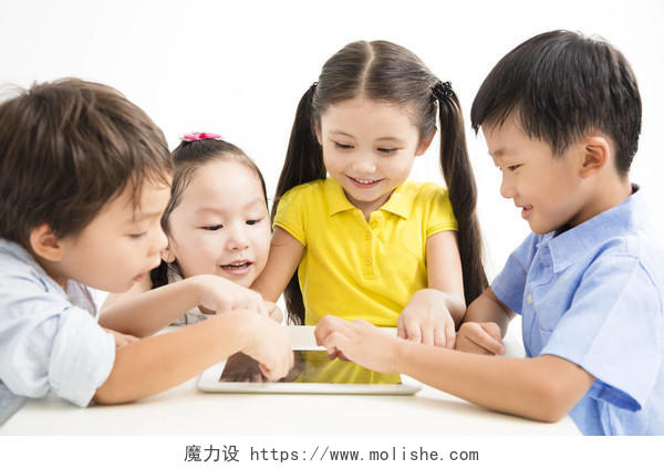 学校的孩子们学习与平板电脑